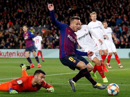 Arthur, durante el duelo copero ante el Sevilla. En vídeo, declaraciones de Ernesto Valverde tras la remontada del Barça en la Copa del Rey.