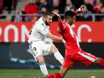 Benzema dispara, obstaculizado por un defensa del Girona. En vídeo, declaraciones del técnico del Real Madrid Santiago Solari, después de la eliminatoria contra el Girona.