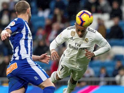Mariano remata el tercero del Madrid. En vídeo, declaraciones de Solari, entrenador del Real Madrid, y Aberlardo, técnico del Alavés, después del partido.