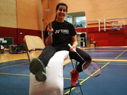Carolina Marín se entrena a la pata coja solo una semana después de operarse