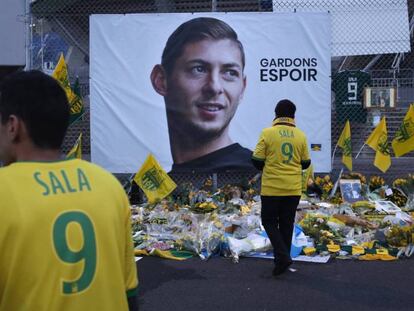 Aficionados del Nantes y su homenaje a Sala. En vídeo, recuperan un cuerpo de la avioneta en la que viajaba el jugador.