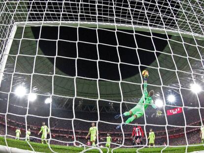 Ter Stegen para un disparo de Susaeta. En vídeo, declaraciones de Valverde, entrenador del Barça, y de Garitano, técnico del Athletic, en rueda de prensa después del partido.