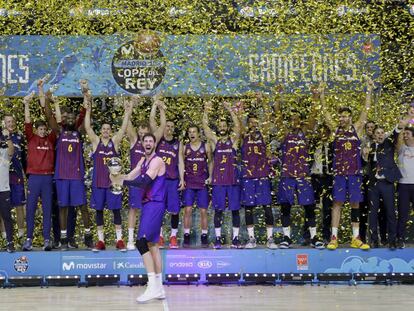 Los jugadores del Barça celebran el título. En vídeo, las reacciones de los protagonistas a la polémica del VAR en la final.
