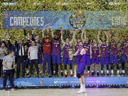 Los jugadores del Barça celebran el título. En vídeo, las reacciones de los protagonistas a la polémica del VAR en la final.