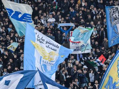 Hinchas de la Lazio en el partido de ida. En vídeo, Machín critica los incidentes entre los grupos ultras: "Eso no es Sevilla-Lazio".