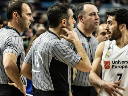 Campazzo junto a los árbitros de la final. En vídeo, continúa la polémica por la final de la Copa del Rey de baloncesto.