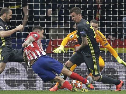 Giménez marca el primer gol del Atlético ante la Juventus de Turín.