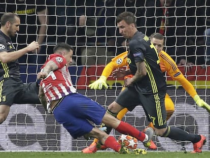 Giménez marca el primer gol del Atlético ante la Juventus de Turín.