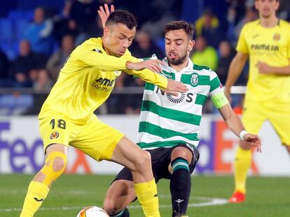 Javi Fuego protege el balón ante Bruno Fernandes. En vídeo, el entrenador del Villareal, Javi Calleja, en rueda de prensa tras la clasificación a octavos de su equipo.