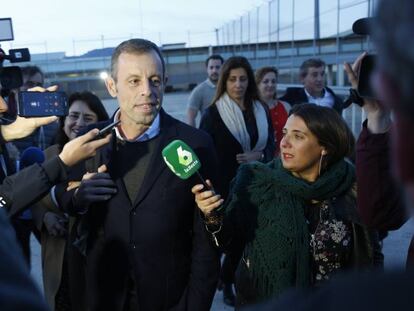 Sandro Rosell atiende a los medios a su salida de la cárcel de Soto del Real.