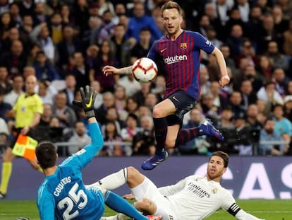 Rakitic supera a Courtois y Ramos y marca el gol de la victoria del Barcelona. En vídeo, Valverde no da la liga por sentenciada.