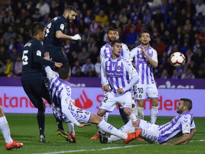 Benzema cabecea un córner para marcar el tercer gol del Real Madrid, anoche en Valladolid. En vídeo, rueda de prensa de Solari.