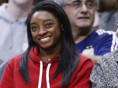 Simone Biles durante un partido de la NBA en Houston en febrero.