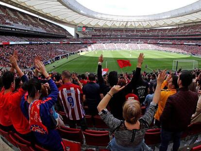 Aficionados en las gradas del Wanda Metropolitano, este domingo en Madrid.