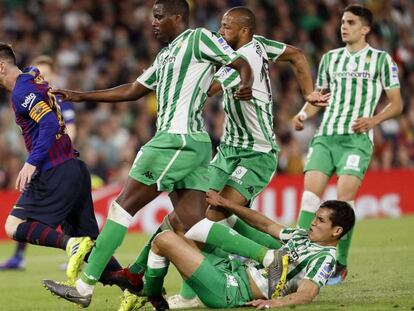 Messi marca el segundo gol del Barça ante cuatro jugadores del Betis. En vídeo, declaraciones de Ernesto Valverde tras el partido.