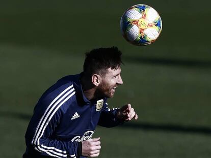 Messi, entrena con Argentina en la Ciudad Deportiva del Real Madrid. En vídeo, la selección argentina entrenándose esta semana en Madrid.