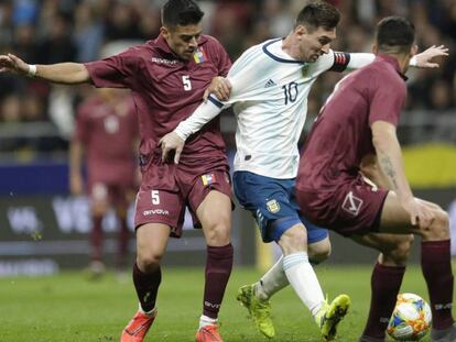 Messi entre los venezolanos Moreno y Osorio. En vídeo, el seleccionador Scaloni defiende al azulgrana tras la derrota con Venezuela.