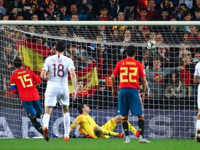 Sergio Ramos marca de penalti, a lo Panenka, el segundo gol de España ante Noruega, ayer en Mestalla. En vídeo, varios jugadores de la Roja valoran el partido.