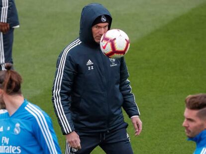 Zidane, junto a Bale y Luca en el entrenamiento del Real Madrid.