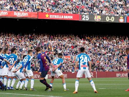 Messi, en la falta que acabó en gol ante el Espanyol. En vídeo, comparecencia de Valverde este viernes.
