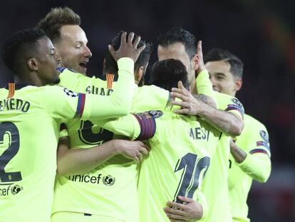 Los jugadores del Barcelona celebran la consecución del gol en Old Trafford. En vídeo, declaraciones de Valverde, entrenador del Barça, en rueda de prensa tras el partido.