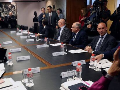 Vista general de la reunión celebrada hoy en la sede del CSD, a la que han asistitdo, el presidente de LaLiga, Javier Tebas, y el de la Real Federación Española de Fútbol), Luis Rubiales. En vídeo, declaraciones de Rubiales.