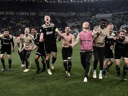 De Ligt grita al frente de sus compañeros en el centro de la imagen. En vídeo, declaraciones del entrenador del Ajax tras eliminar al Juventus.