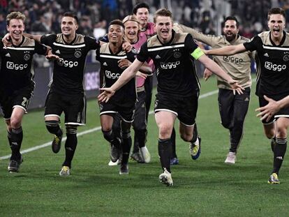 Frenkie de Jong, a la izquierda, y De Ligt, en el centro, celebran con sus compañeros del Ajax el pase a la semifinal de la Champions en Turín. En vídeo, declaraciones del técnico del Ajax tras eliminar al Juventus.