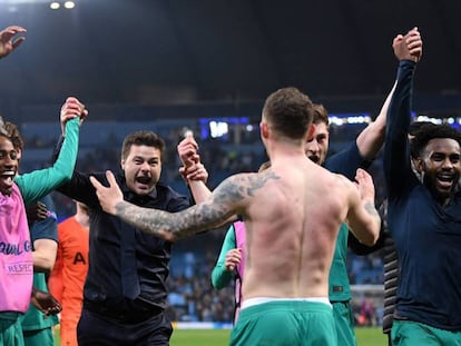 Pochettino celebra el pase a semifinales con sus jugadores. En vídeo, declaraciones de Pochettino tras el partido contra el City.