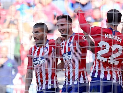 Los jugadores del Atlético celebran el gol en propia meta del Valladolid.En vídeo, declaraciones del entrenador del Atlético, Diego Simeone.
