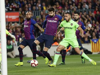 En foto: Piqué se adelanta a los defensores del Levante. En vídeo: declaraciones del entrenador del Barça, Ernesto Valverde.