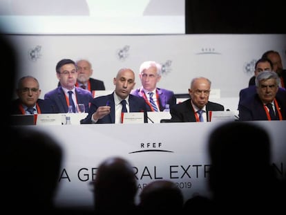 El presidente Luis Rubiales, durante la Asamblea de la Federación Española de Fútbol celebrada este lunes. En vídeo, se aprueban los nuevos modelos de Copa del Rey y Supercopa