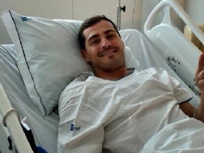 Imagen publicada el miércoles en la cuenta de Twitter de Iker Casillas. En vídeo, declaraciones del médico del Oporto.