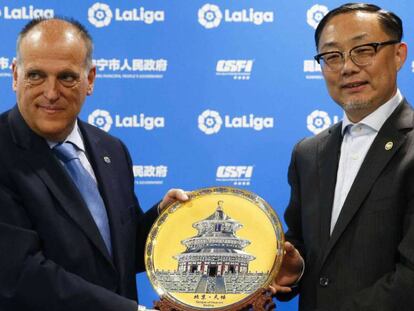 En foto: el presidente de LaLiga, Javier Tebas, y su homólogo de China Sports Futurity Investment, Wang Jianguang en la presentación este lunes en Madrid de LaLiga International Football School. En vídeo: declaraciones del presidente de LaLiga, Javier Tebas.