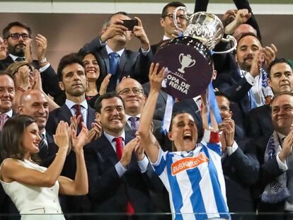 Ramajo, capitana de la Real Sociedad, levanta el trofeo ante la reina Letizia.