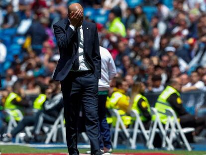 Zinedine Zidane, durante el partido entre el Madrid y el Betis. En vídeo, el entrenador del Real Madrid explica por qué no dio minutos a Bale en el último partido de Liga.