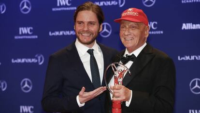 Daniel Brühl y Niki Lauda, durante la ceremonia de los Premios Laureus de 2016 en Berlín. En vídeo, el accidente que cambió la vida al piloto en 1976.