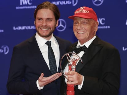 Daniel Brühl y Niki Lauda, durante la ceremonia de los Premios Laureus de 2016 en Berlín. En vídeo, el accidente que cambió la vida al piloto en 1976.