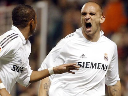 Raul Bravo (d) celebra con Robinho un gol en 2006 al Athletic.