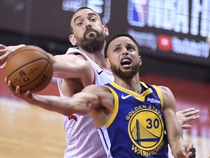 En vídeo, Marc Gasol intenta frenar a Stephen Curry.