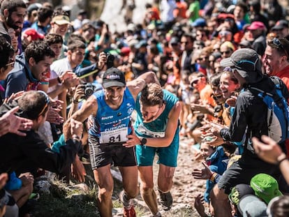 Dos participantes en la prueba de este domingo en Zegama. En vídeo, las imágenes de la carrera.