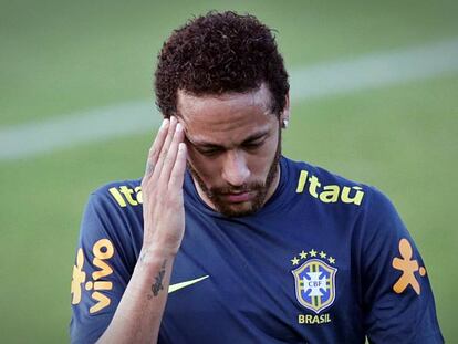 Neymar se entrena con la selección brasileña en la Granja Comary. En vídeo, el futbolista niega la acusación.