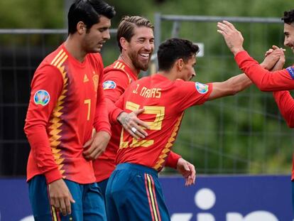 Los jugadores de España celebran uno de los goles. En vídeo, declaraciones de Navas y Roberto Moreno tras el partido.