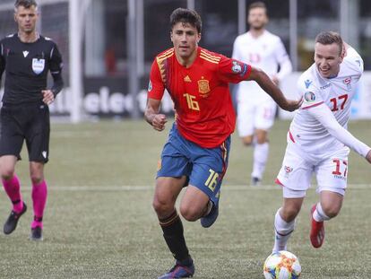 Rodrigo controla la pelota durante el partido ante las Islas Feroe. En vídeo, declaraciones de Navas y Roberto Moreno tras el partido.