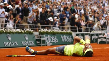 Nadal comemora a vitória contra Thiem na final de Paris. Em vídeo, fragmento do jogo.