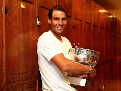 Nadal posa en el vestuario con el trofeo de campeón de Roland Garros. En vídeo, declaraciones de Nadal en rueda de prensa.