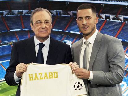 Eden Hazard posa junto con Florentino Pérez en su presentación como jugador del Real Madrid.