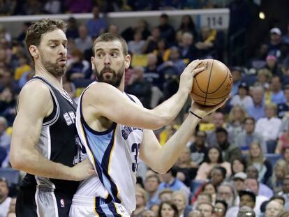 Pau (esquerra) i Marc Gasol s'enfronten durant un partit de la NBA, el 2017. En vídeo, declaracions del jugador de Toronto Raptors.
