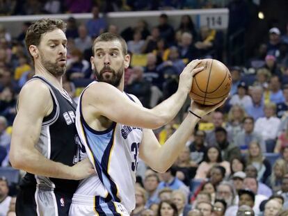 Paul (izquierda) y Marc Gasol se enfrentan durante un partido de la NBA, en 2017. En vídeo, declaraciones del jugador de Toronto Raptors.