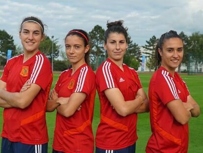 De izquierda a derecha: Patri Guijarro, Aitana Bonmatí, Lucía García y Nahikari García, después del entrenamiento de este domingo. En vídeo, declaraciones